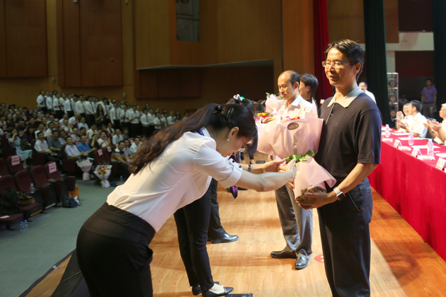 學校舉行教師節表彰大會暨教師慰問文藝匯演